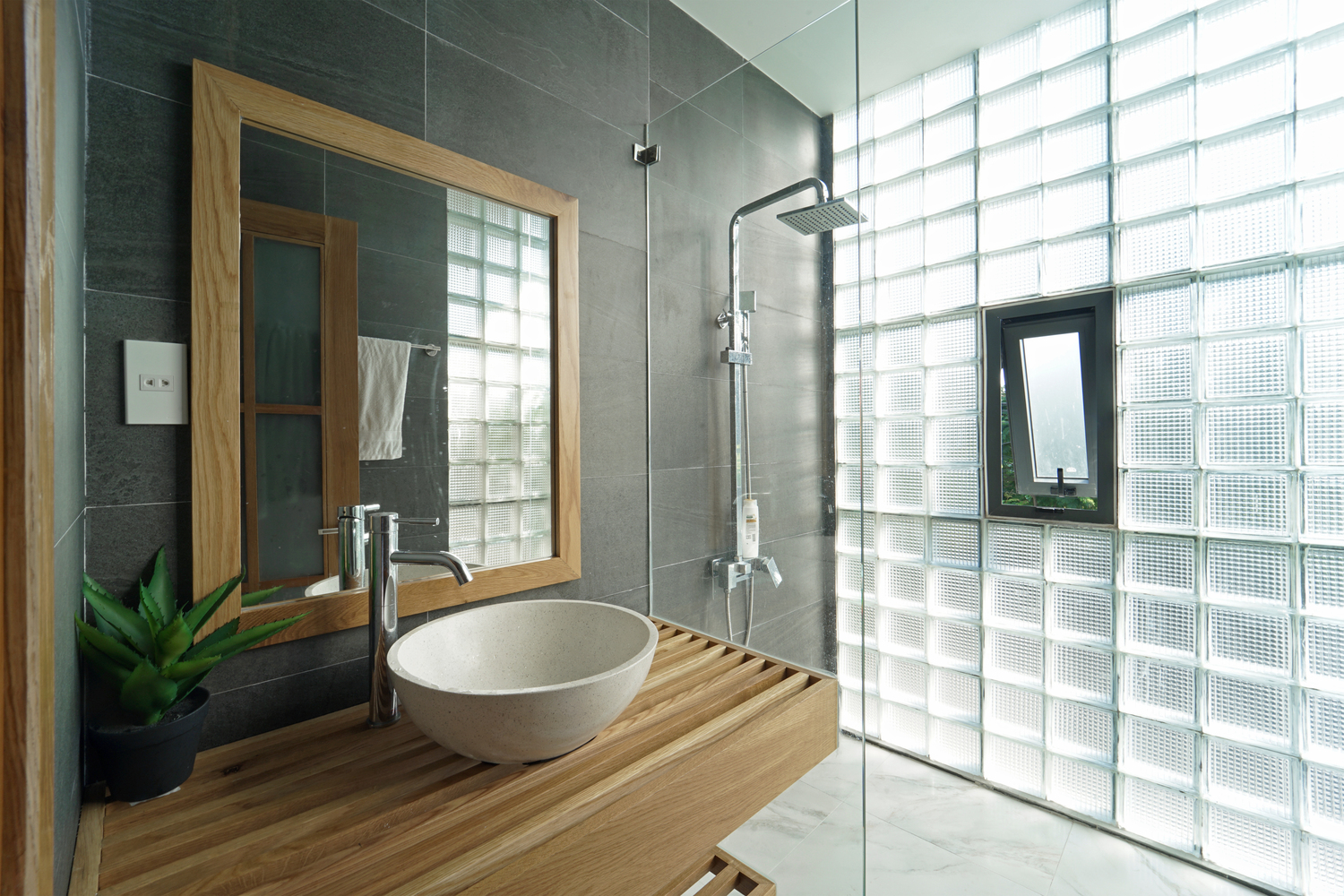 Tường gạch kính ở khu vực phòng tắm, vệ sinh vừa giúp đón sáng tự nhiên hiệu quả, vừa đảm bảo tính riêng tư, kín đáo.