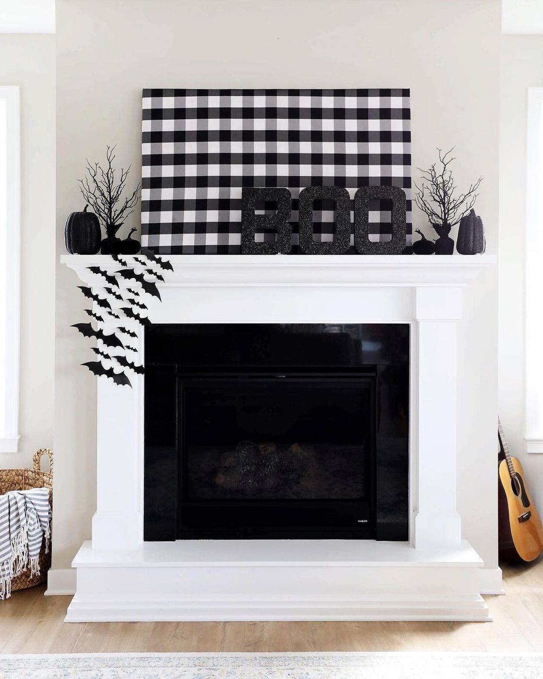 Đen và trắng: Phối màu đen và trắng là một ý tưởng khác để mang đến cho ngôi nhà của bạn một cái nhìn sang trọng, ma quái mà không cảm thấy quá "kinh dị".