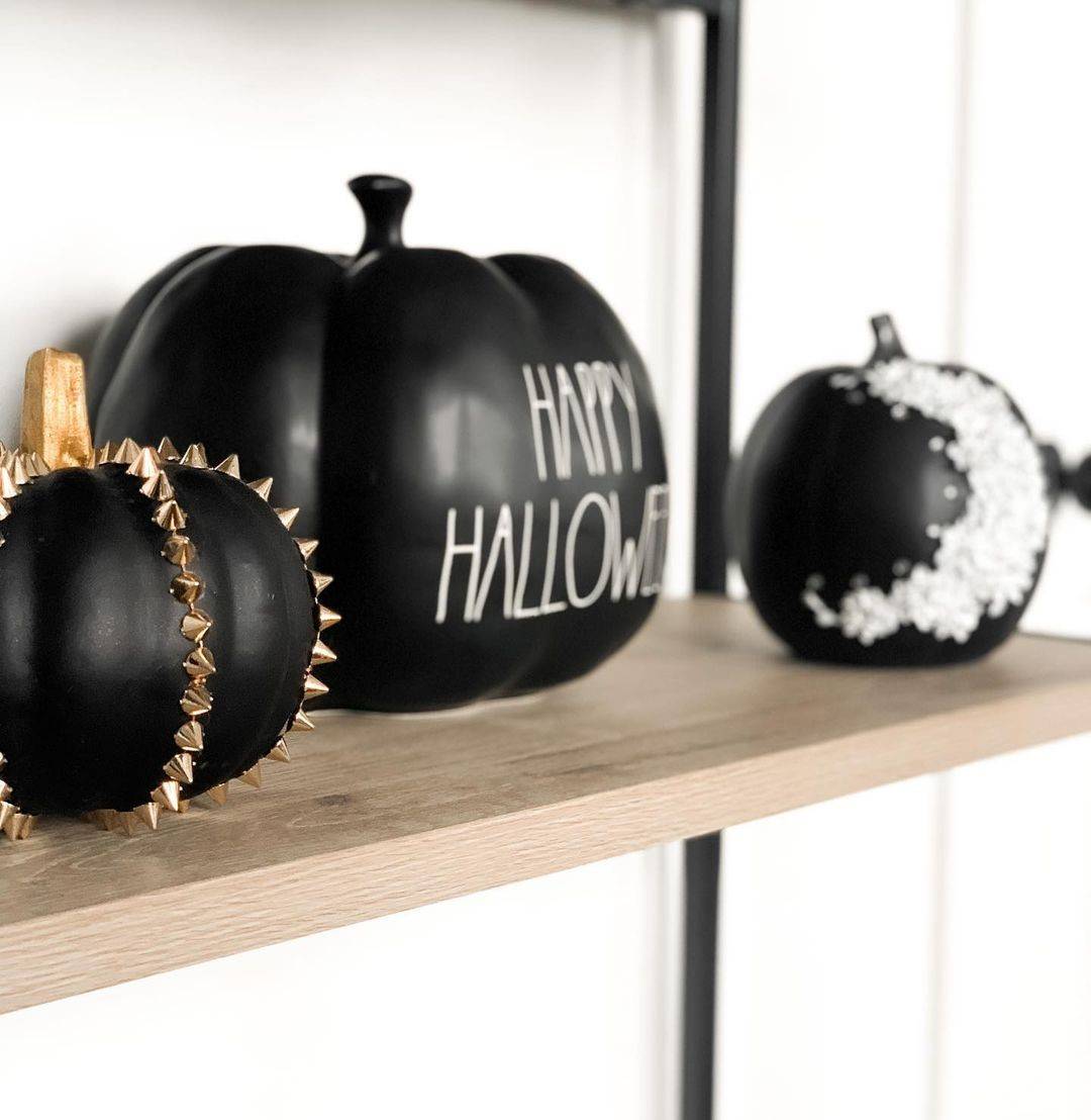 Trang trí Halloween với bí ngô đen: Một trong những cách để có được vẻ ngoài Halloween rùng rợn mà không quá lòe loẹt là chọn một quả bí ngô đen thay vì màu cam sáng như thông thường.