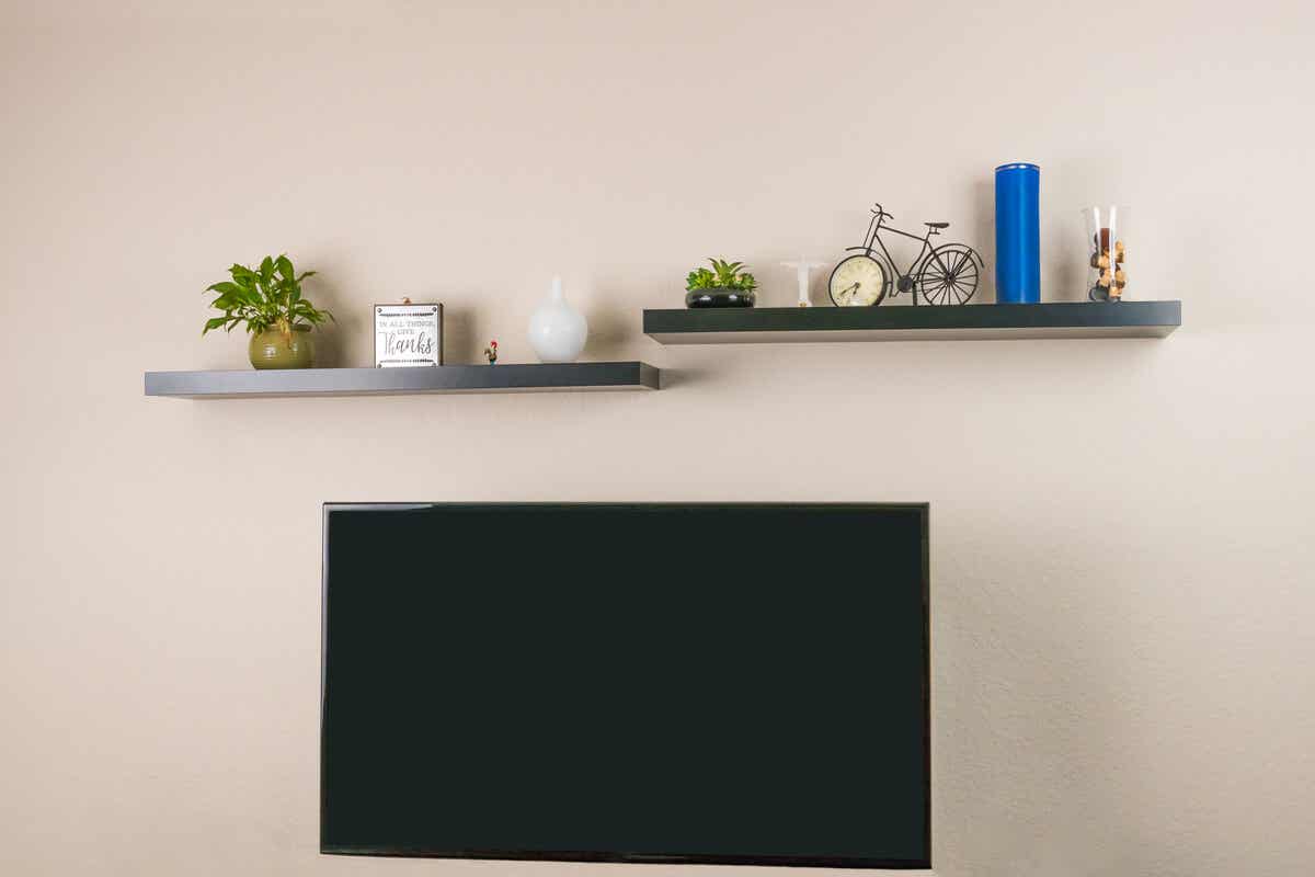 Kệ nổi không chỉ giúp tiết kiệm không gian sàn mà còn là điểm nhấn sinh động cho bức tường phòng khách phía sau tivi.