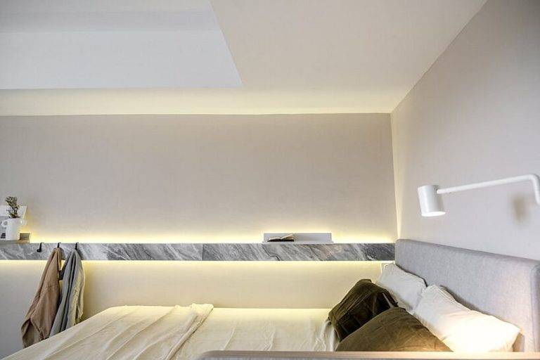 Dải đèn LED chiếu sáng kệ nổi tạo điểm nhấn ấm áp, sinh động cho không gian phòng ngủ.
