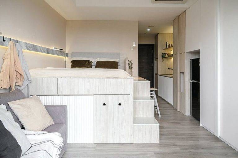 Trung tâm căn hộ siêu nhỏ là khối hộp đa chức năng với giường ngủ ở tầng trên, phía dưới tích hợp tủ kệ lưu trữ nhằm tận dụng triệt để diện tích sàn.