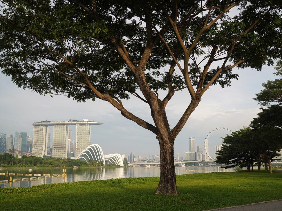 Công viên đối diện với khu thương mại trung tâm tại Vịnh Marina ở Singapore.