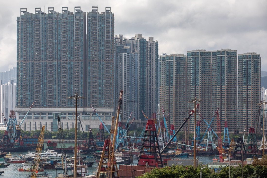 Khu phức hợp One SilverSea (trái) và Island Harbourview ở Hong Kong.