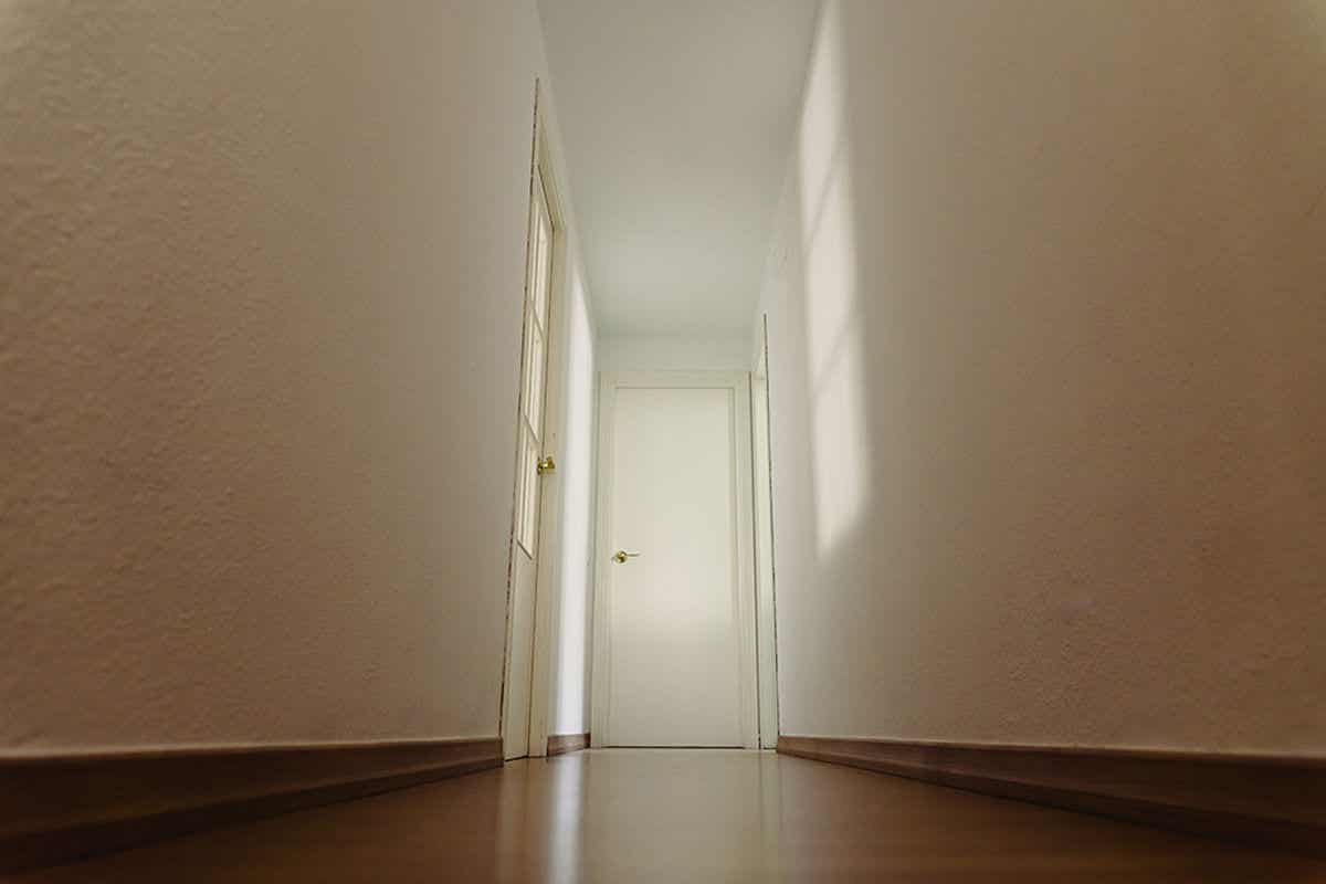 Với hành lang hẹp, bạn nên sơn tường hai bên màu trắng hoặc be.
