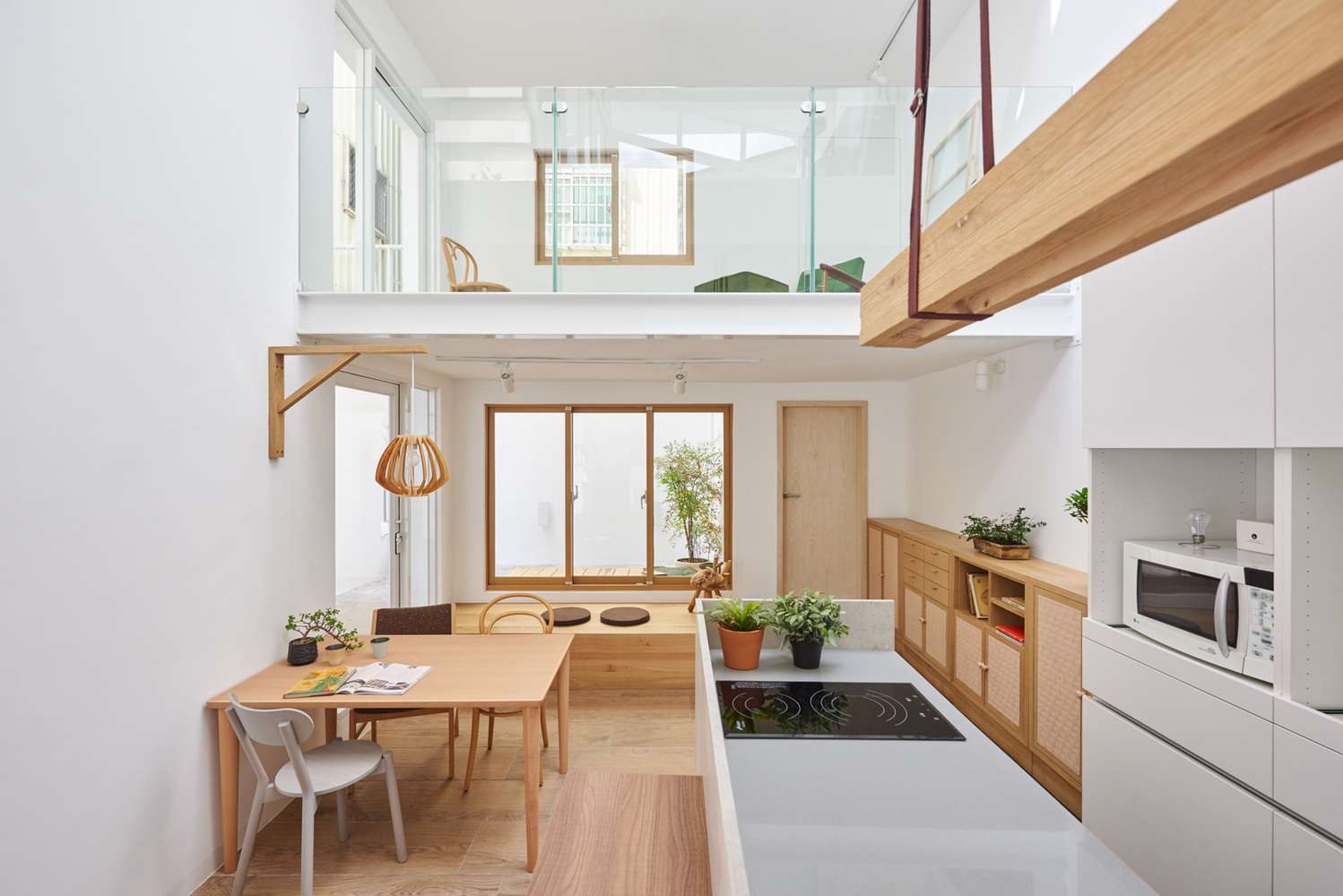 Mẫu thiết kế nội thất nhà cấp 4 có gác lửng khác mà bạn có thể tham khảo. Nếu chuộng phong cách Nhật tối giản, thì bạn không nên bỏ qua gợi ý này.