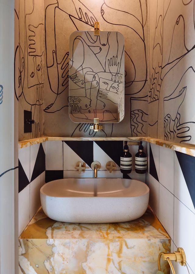 Tạo điểm nhấn ấn tượng cho phòng tắm với tranh tường nghệ thuật.