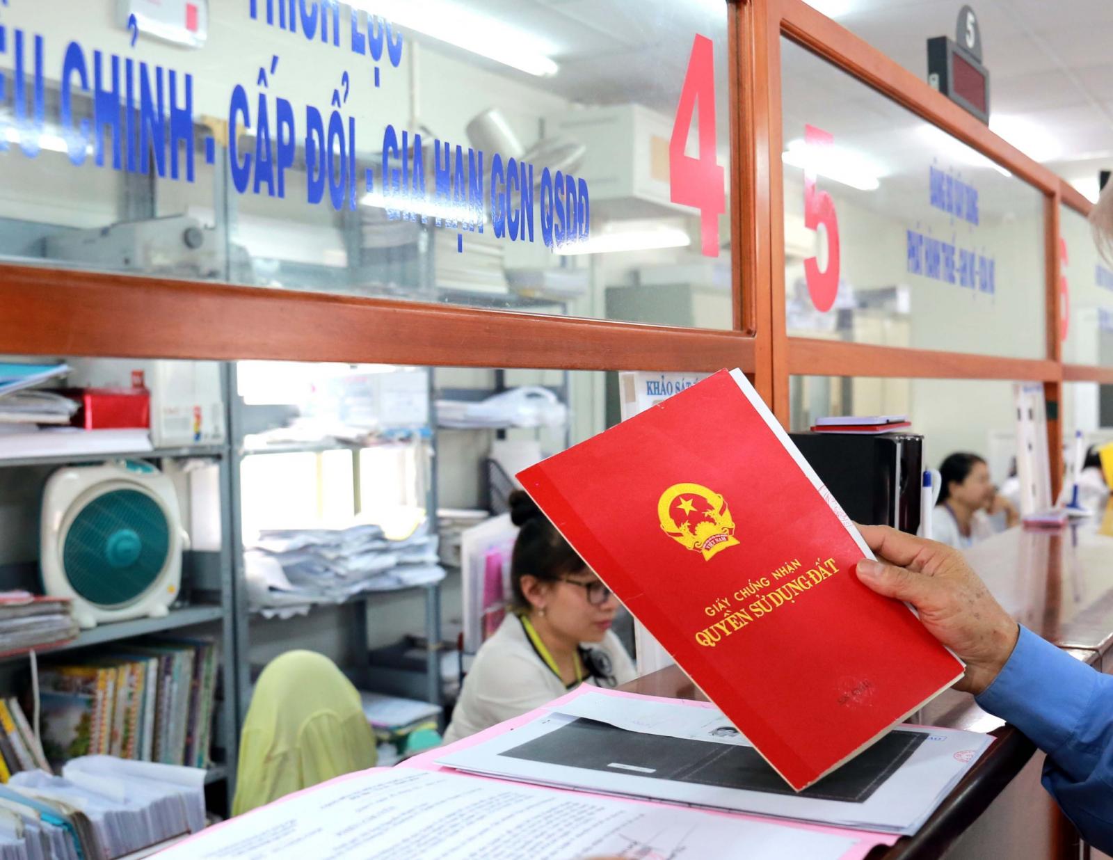 hình ảnh người dân làm thủ tục cấp sổ đỏ tại Văn phòng đăng ký đất đai