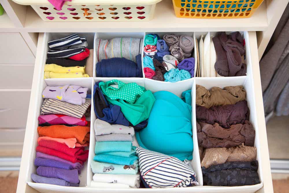Ngăn kéo lưu trữ quần áo, phụ kiện giúp phòng ngủ thoáng gọn hơn.