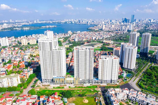 hình ảnh một góc thành phố nhìn từ trên cao với sông nước, tòa nhà cao tầng, cây xanh
