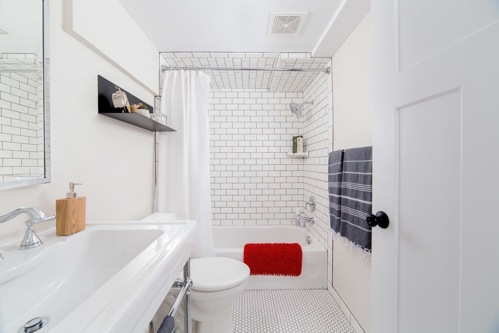 Trong nhà phố 3 tầng, phòng tắm - vệ sinh được thiết kế với bảng trắng sáng sạch sẽ, trang bị đủ đầy tiện nghi hiện đại.
