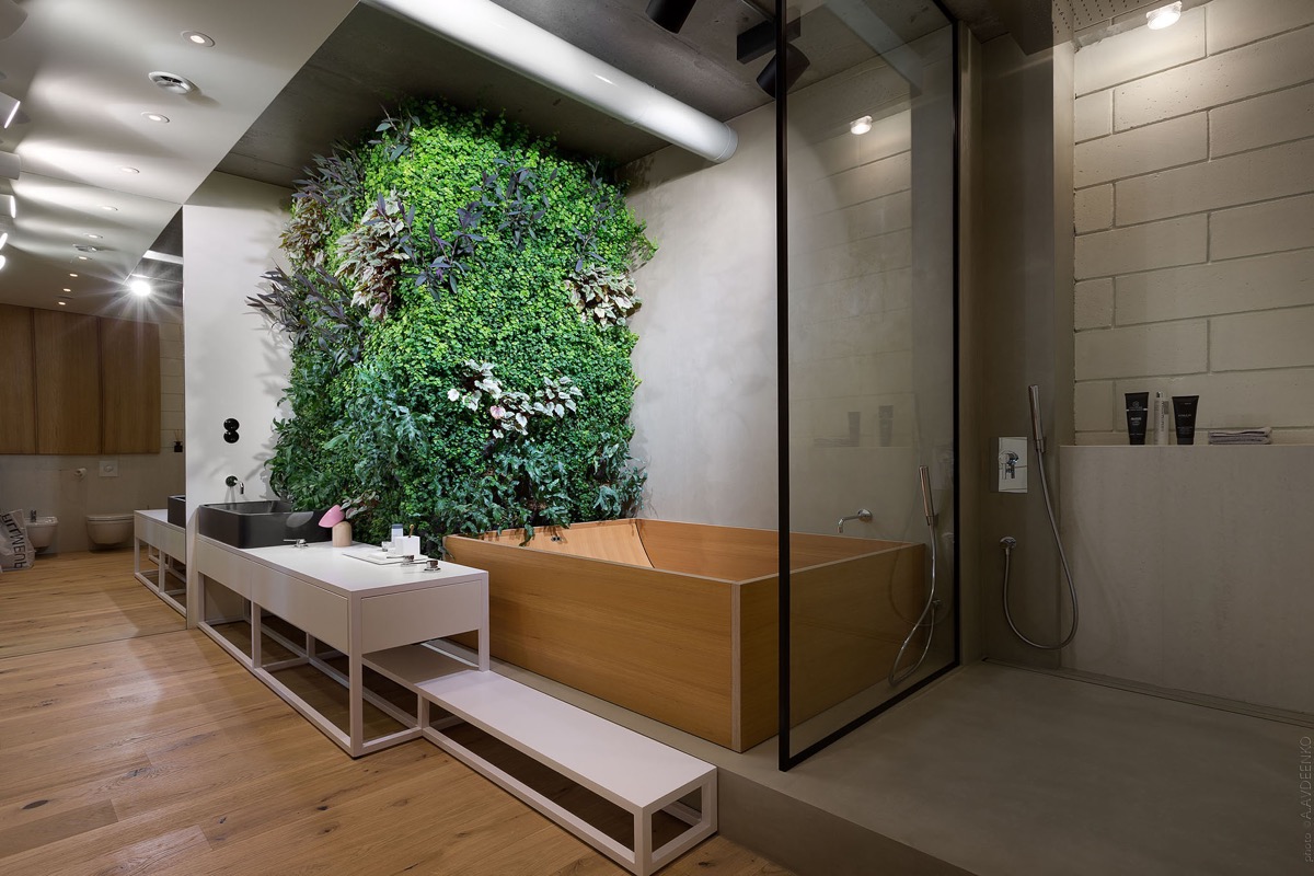mẫu nhà tắm đẹp với bồn tắm gỗ, tường cây xanh.