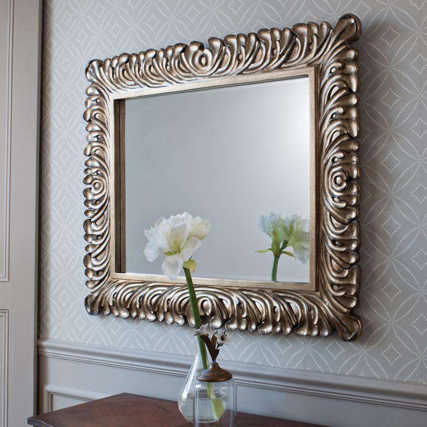 Một chiếc gương lớn hoặc cỡ vừa có thể tạo thêm không gian cho hành lang hẹp, tiền sảnh nhỏ hoặc lối vào nhà mà bạn muốn "mở rộng".