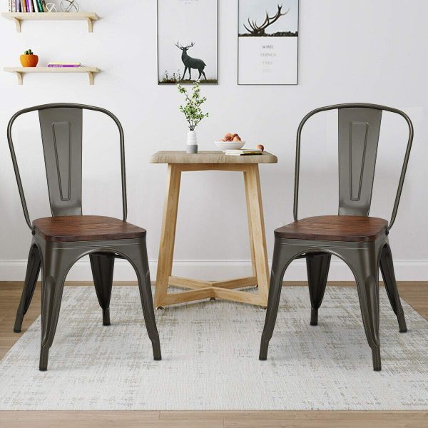 Ghế ăn bằng kim loại và gỗ phong cách công nghiệp mang lại một cảm giác hoàn toàn mới lạ cho không gian ăn uống nhà bạn.