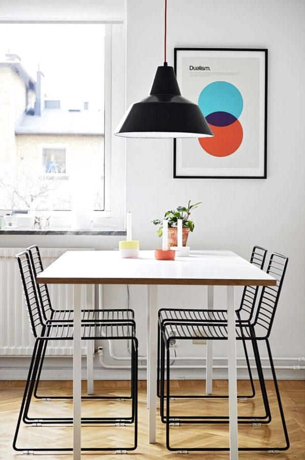 Ghế ăn bằng kim loại sơn tĩnh điện màu đen với kiểu dáng đơn giản, hiện đại, phù hợp với không gian bếp nhỏ.