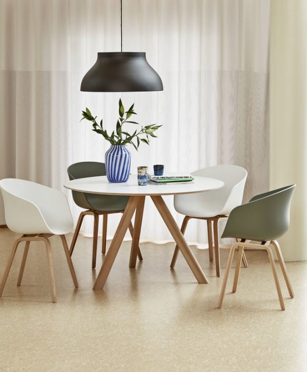 Với chân gỗ kiểu dáng đẹp và dễ dàng cho bạn vệ sinh sàn phòng ăn, mẫu ghế này được thiết kế linh hoạt, phù hợp với cả phòng làm việc, tiếp khách.
