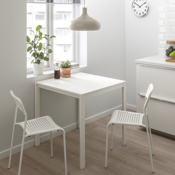 Ghế Ikea phong cách đương đại có thể xếp chồng lên nhau. Đây là lựa chọn tuyệt vời cho những ai muốn sở hữu không gian bếp đơn giản mà vẫn mang phong cách tươi mới.