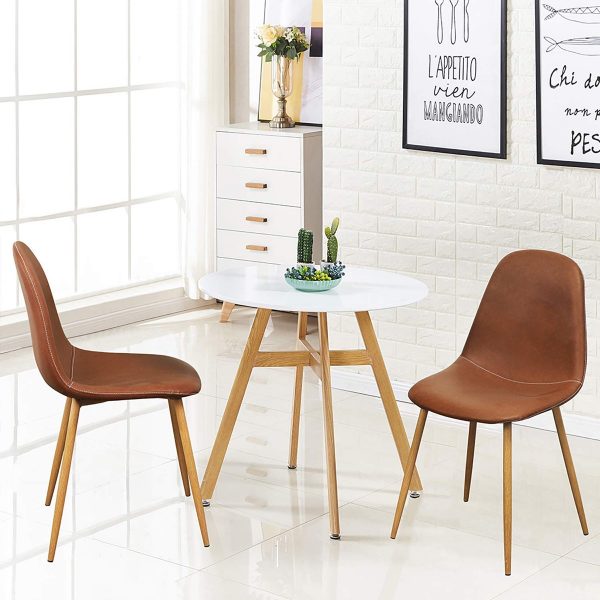 Ghế ăn bằng gỗ bọc da nâu tạo thêm nét ấm cúng cho không gian ăn uống của bạn. Mẫu ghế này phù hợp với những ngôi nhà hiện đại.