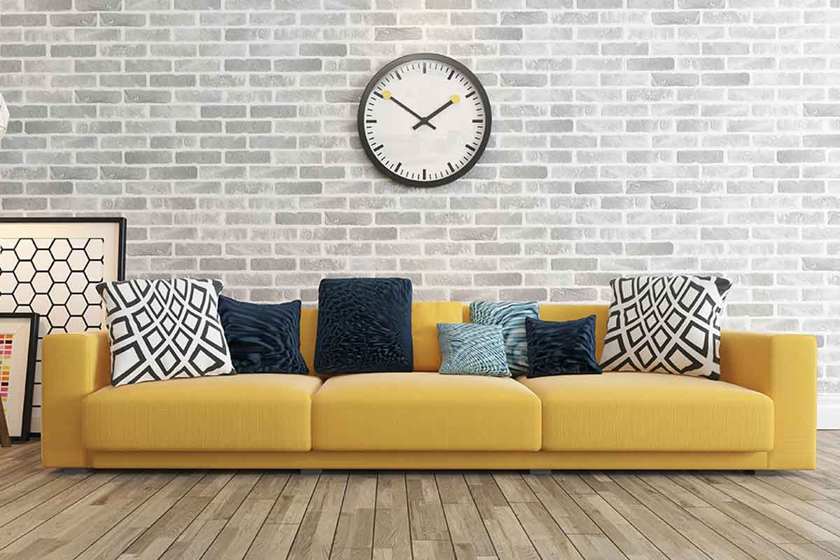 sofa màu vàng, gối tựa nhiều màu sắc tương phản, hoạt tiết sinh động