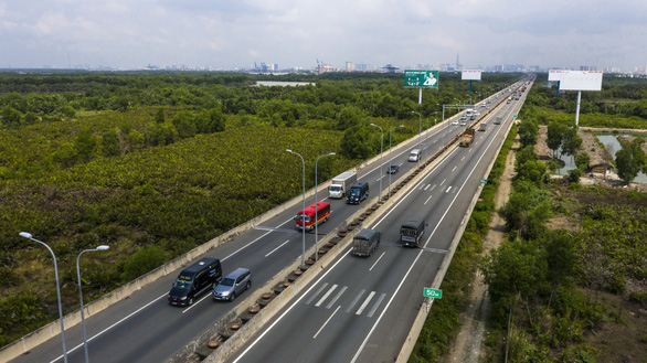 hình ảnh nhiều ô tô đang chạy trên đường cao tốc