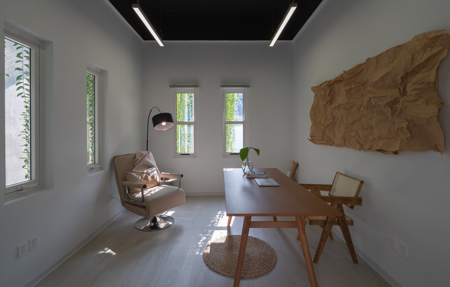 Phòng làm việc riêng biệt với nhiều cửa sổ kính trong suốt giúp tận dụng tối đa ánh sáng tự nhiên, đối lưu không khí hiệu quả.
