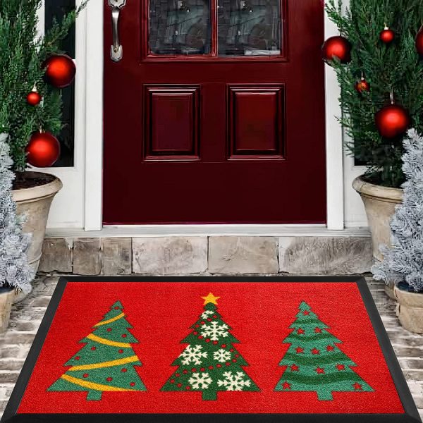 Thảm cửa ra vào với họa tiết 3 cây thông Noel vui tươi nổi bật trên nền màu đỏ rực rỡ. Tấm thảm trở thành điểm nhấn cực hút hút.