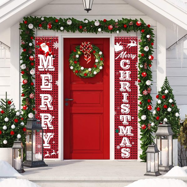 Vòng nguyệt quế Noel cực nổi bật trên phông nền màu đỏ chủ đạo của cửa trước và biểu ngữ trang trí. Khéo léo giữ gìn một chút, bạn có thể sử dụng cho năm sau.