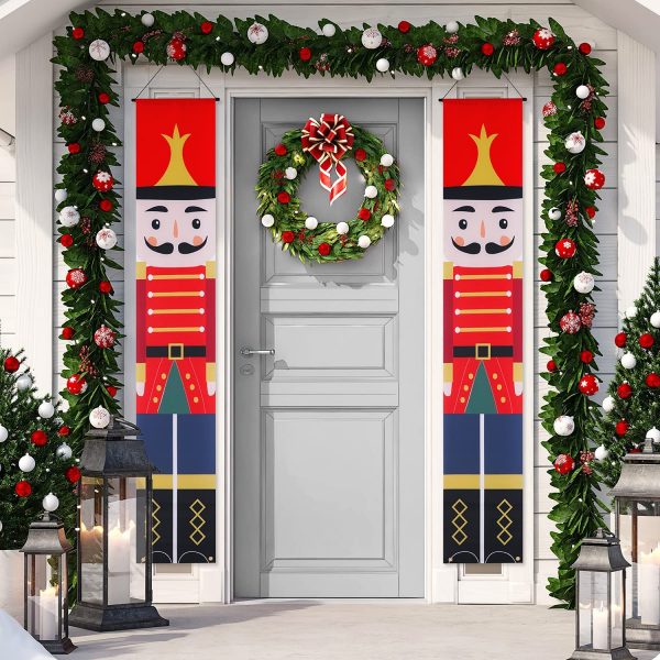 Nếu chuộng phong cách vui nhộn, bạn có thể tham khảo ý tưởng trang trí Giáng sinh cho khu vực cửa trước này.