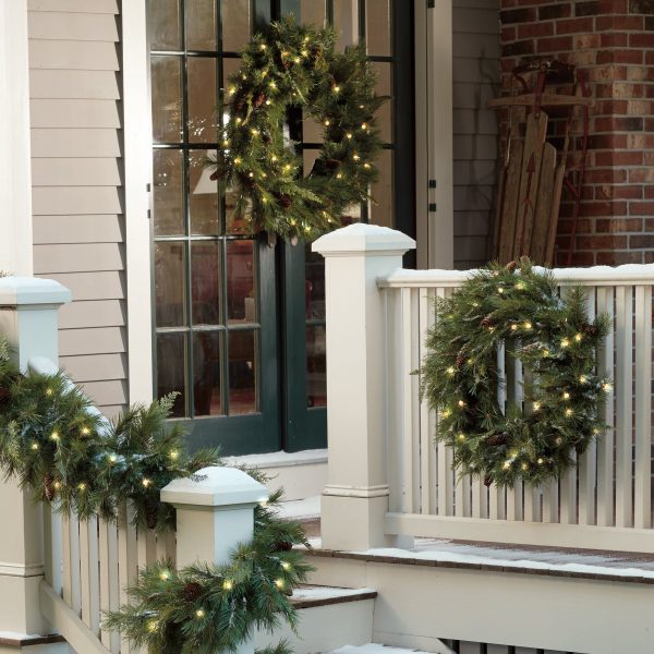 Một vài vòng hoa thường xanh nhấn nhá cũng đủ để mang bầu không khí Giáng sinh tới tận cửa nhà bạn.