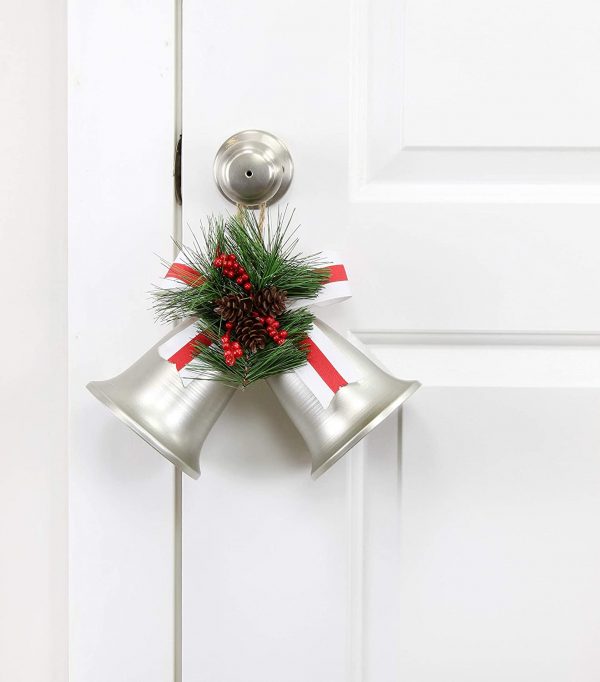 Cặp chuông Giáng sinh làm móc treo cửa hoặc sử dụng như một phần bổ sung cho vòng hoa lớn hơn. Phụ kiện được tạo điểm nhấn bằng lá thông, quả mọng màu đỏ, quả thông và một dải ruy băng vui nhộn.
