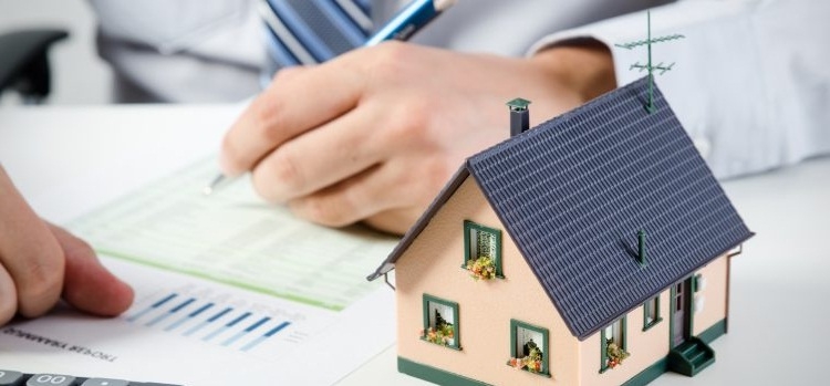 hình ảnh cận cảnh mô hình ngôi nhà, ký kết hợp đồng minh họa cho lãi suất vay mua nhà
