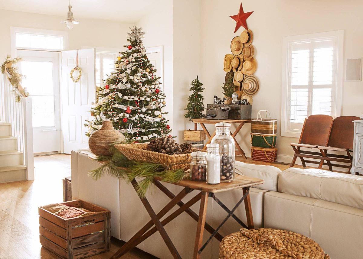 cây thông Noel cạnh ghế sofa phòng khách