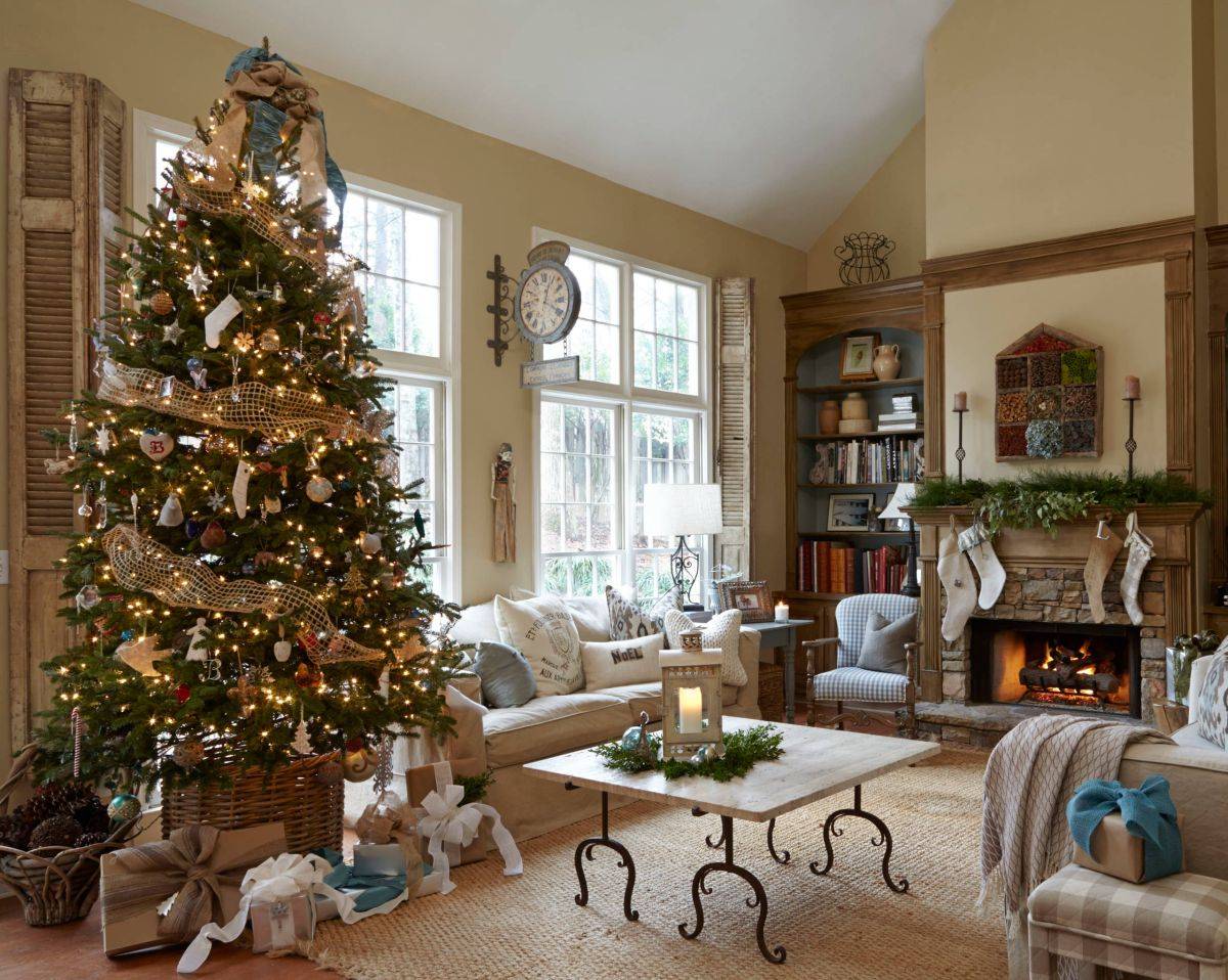 Cây thông Noel là điểm nhấn cực hút mắt trong phòng khách màu trung tính chủ đạo. 