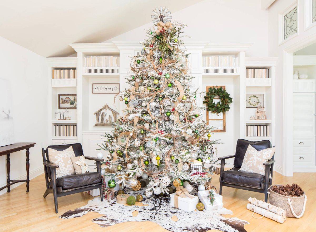 Cây thông Noel được trang trí với sắc trắng chủ đạo, hài hòa với không gian nhà hiện đại.