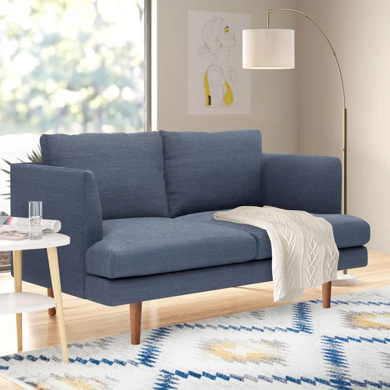 Mẫu ghế sofa có khung gỗ chắc chắn và phong cách thiết kế hiện đại giữa thế kỷ. Đệm ngồi có thể tháo rời để dễ dàng vệ sinh.  