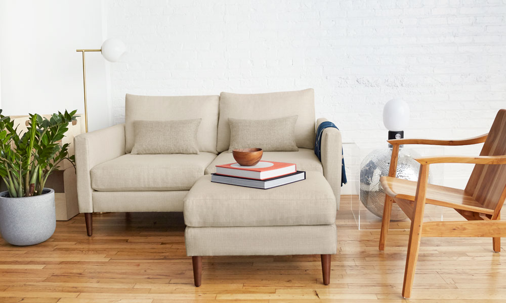 Một trong những mẫu ghế sofa nhỏ gọn cho phòng khách căn hộ. Chỉ nhìn thấy, hẳn bạn cũng đã cảm nhận được sự êm ái, ấm áp.