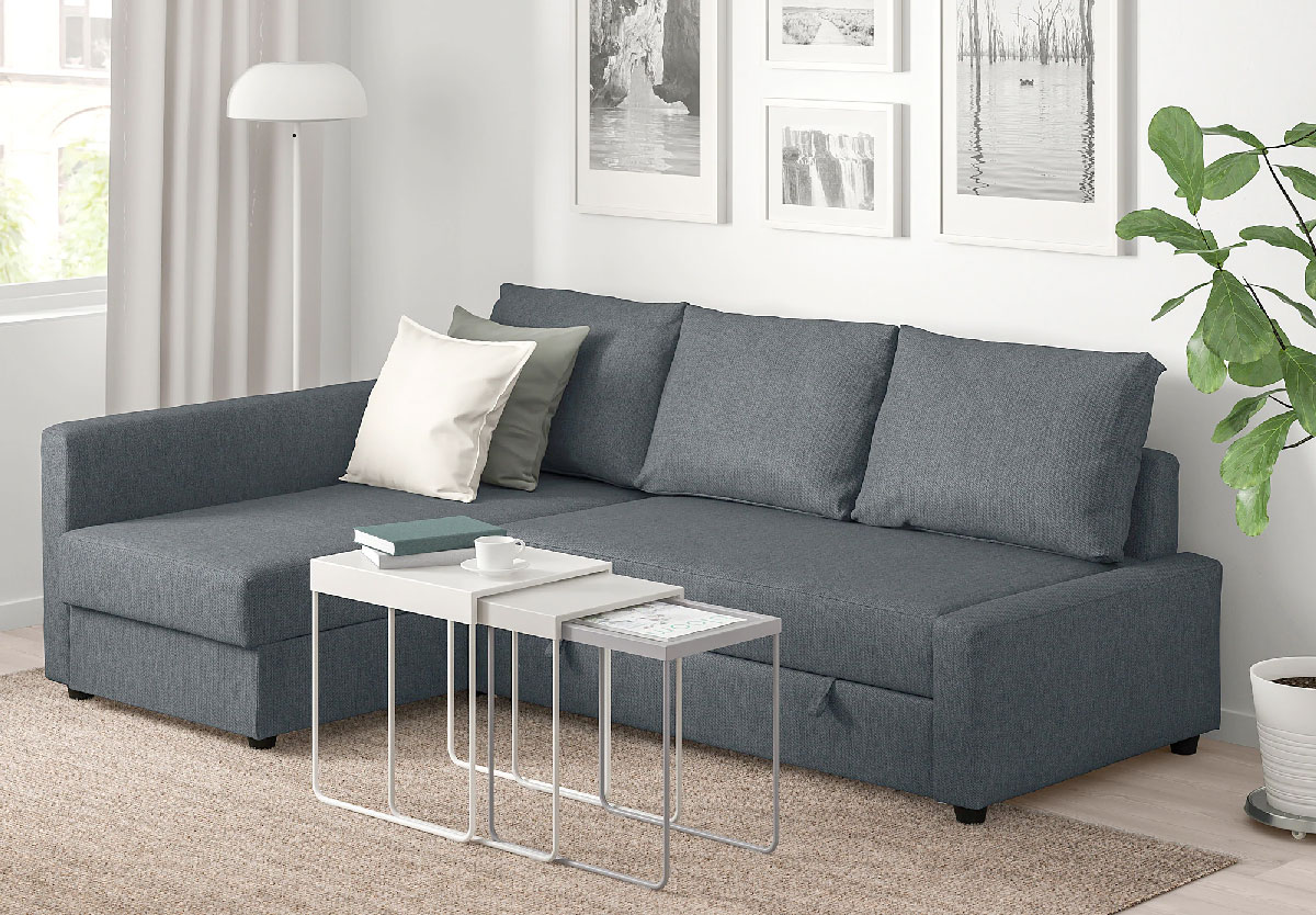 Bàn ghế sofa phòng khách nhỏ có thể dễ dàng chuyển đổi thành sofa giường khi bạn cần chỗ ngủ cho khách qua đêm.
