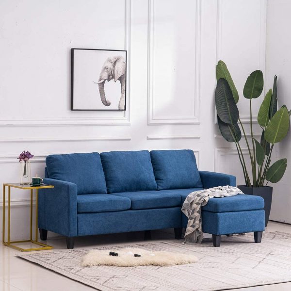 Ghế sofa phòng khách nhỏ màu xanh lam nhẹ nhàng, làm sáng không gian phòng khách tông màu trung tính chủ đạo. Đôn ghế linh hoạt, có thể luân chuyển đặt hai bên tùy nhu cầu.