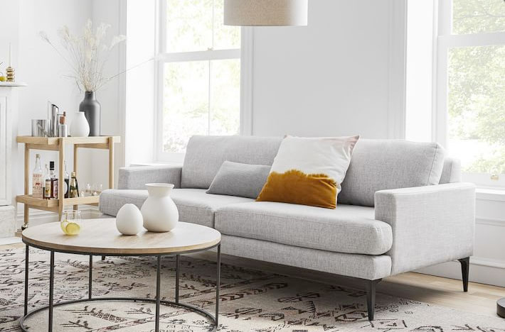 Bộ ghế sofa phòng khách nhỏ trông khá cổ điển và phù hợp với mọi phong cách thiết kế, từ hiện đại, đương đại đến Scandinavian, Retro...