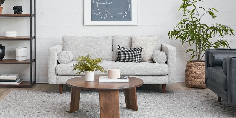 Thêm mẫu ghế sofa dành cho hai người ngồi với vẻ ngoài màu trắng xám trung tính, phù hợp với không gian phòng khách hiện đại.