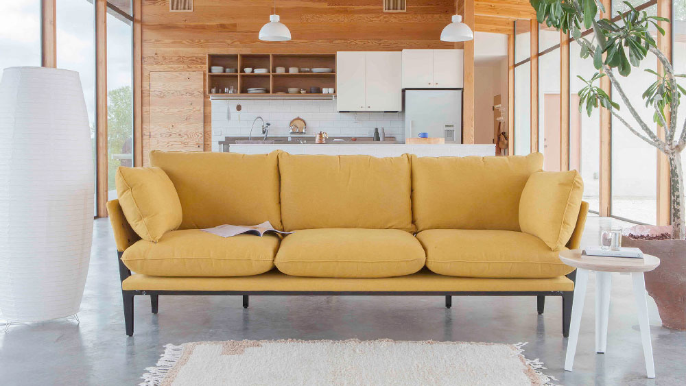 Ghế sofa với phần khung được làm từ ván ép bạch dương tự nhiên, chân kim loại sơn tĩnh điện. Thiết kế ghế dễ dàng tháo rời cũng như lắp ráp, đây là loại ghế sofa lý tưởng cho những người tìm kiếm đồ nội thất dễ di chuyển.