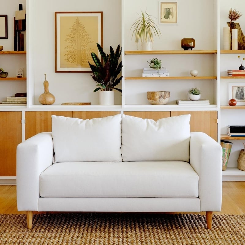 Mẫu ghế sofa đôi phù hợp với cả những căn hộ studio siêu nhỏ. Bạn cũng có thể đặt ghế trong phòng làm việc tại nhà làm góc đọc sách, thư giãn.