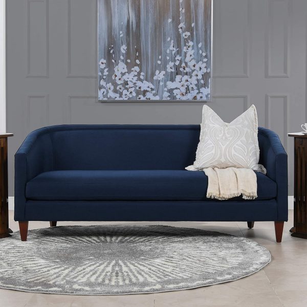 Mẫu ghế băng dài, không có đường viền hoặc trang trí rườm rà, trông rất thanh lịch. Với tông màu xanh lam đậm, sofa như một điểm nhấn màu sắc bắt mắt.