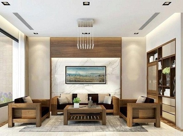 Phòng khách nhà cấp 4 được bài trí theo phong cách hiện đại kết hợp yếu tố truyền thống, nổi bật với bộ sofa bằng gỗ thân thiện.
