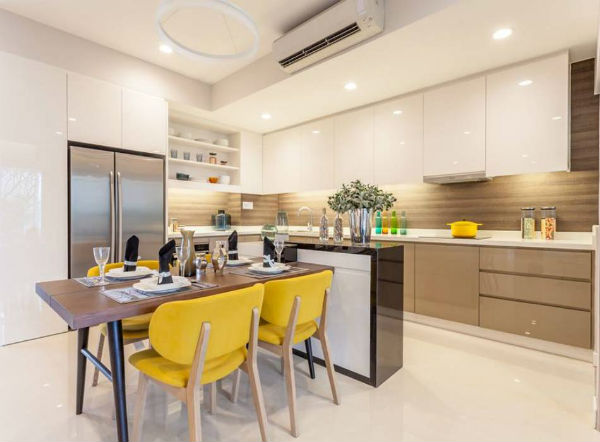 Những chiếc ghế ăn bọc nệm màu vàng chanh tạo điểm nhấn tươi mới, tràn đầy năng lượng cho không gian bếp - ăn.