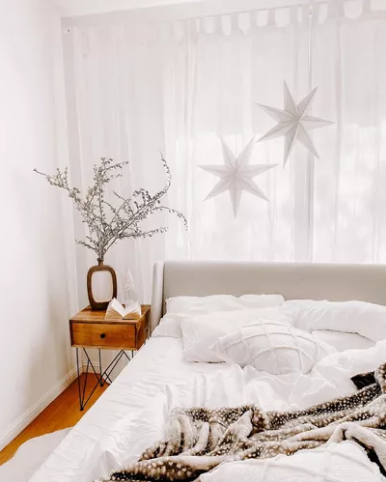 Phòng ngủ với trang trí Giáng sinh