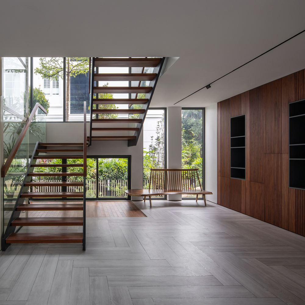 Thiết kế cầu thang gỗ bậc hở tạo độ thông thoáng cho không gian, cho phép ánh sáng tự nhiên lan tỏa vào mọi ngóc ngách.