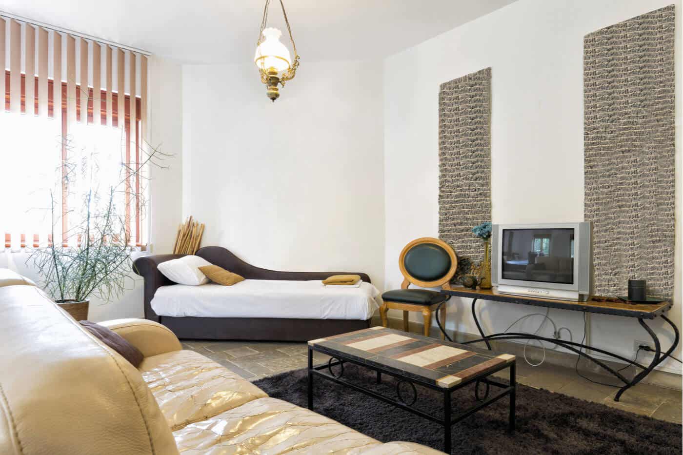 Trang trí phòng khách cần sự hài hòa trong các phối màu sắc đồ nội thất với màu tường.