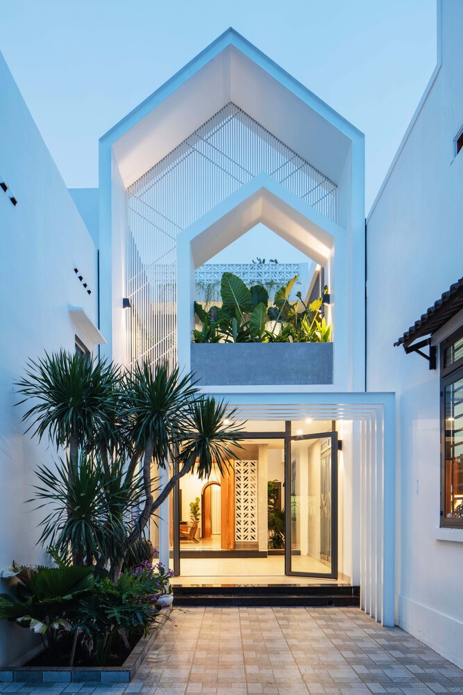 Ngôi nhà được xây dựng trên mảnh đất rộng hơn 300m2 ở Gia Kiệm, Đồng Nai. Với tông màu trắng chủ đạo, công trình trông thật nổi bật và hút mắt.