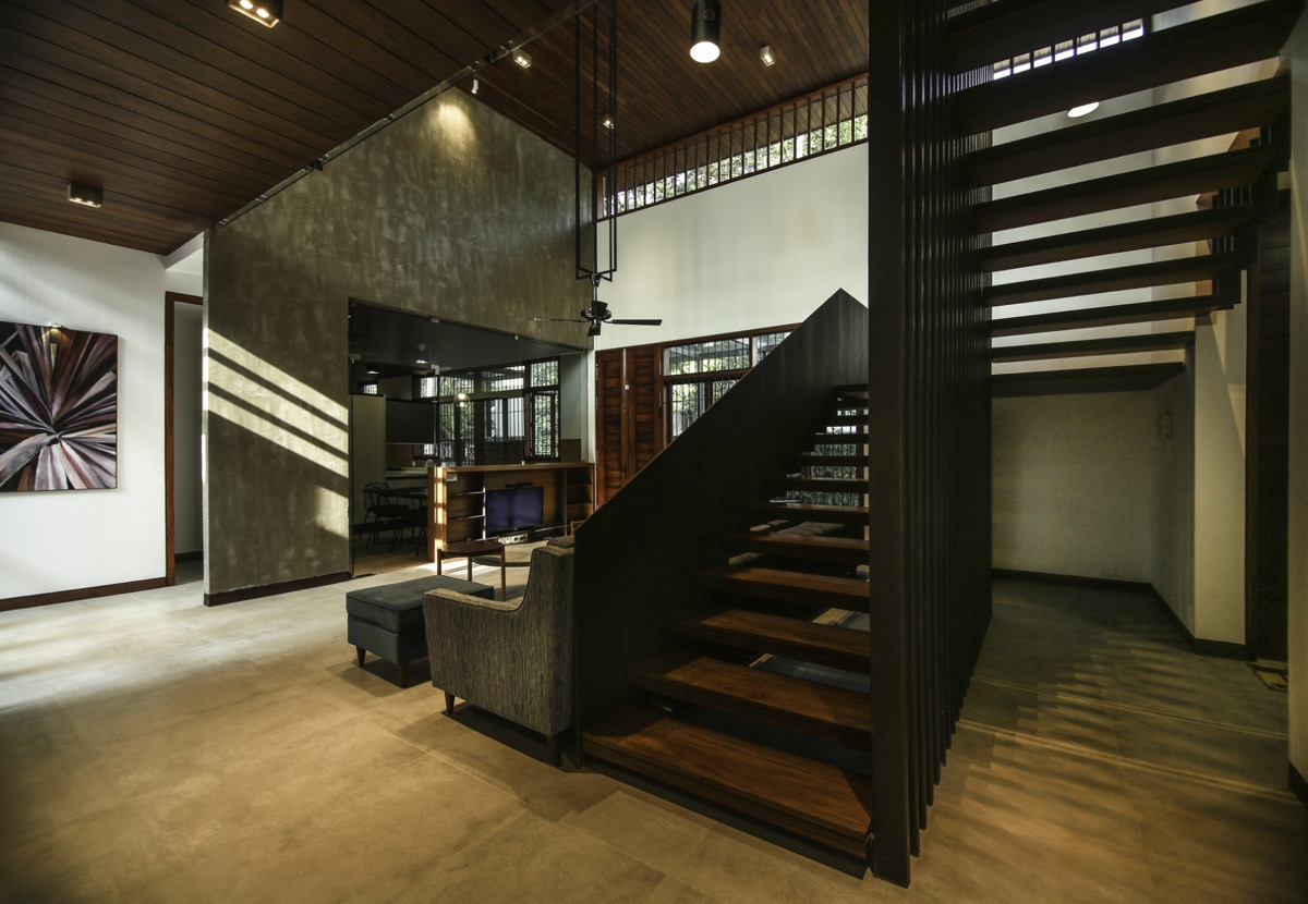 Bước vào bên trong nhà, chúng ta được chào đón bằng một lối vào rộng mở. Thiết kế cầu thang hiện đại với các bậc thang bằng gỗ mở và lan can màu đen đậm cá tính.